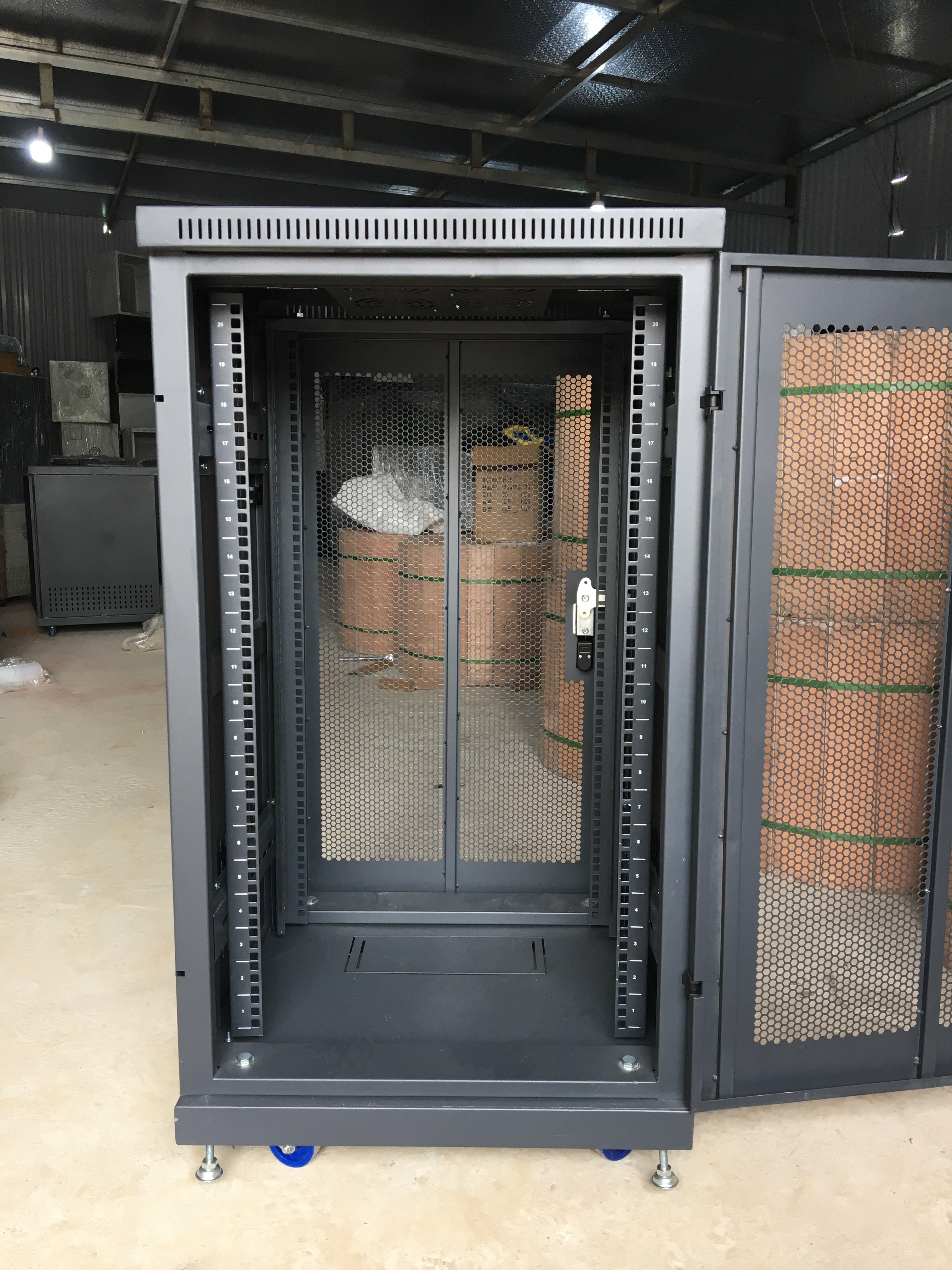 Tủ rack 20U D600 2 cửa lưới Tủ rack 20U D600 2 cửa lưới